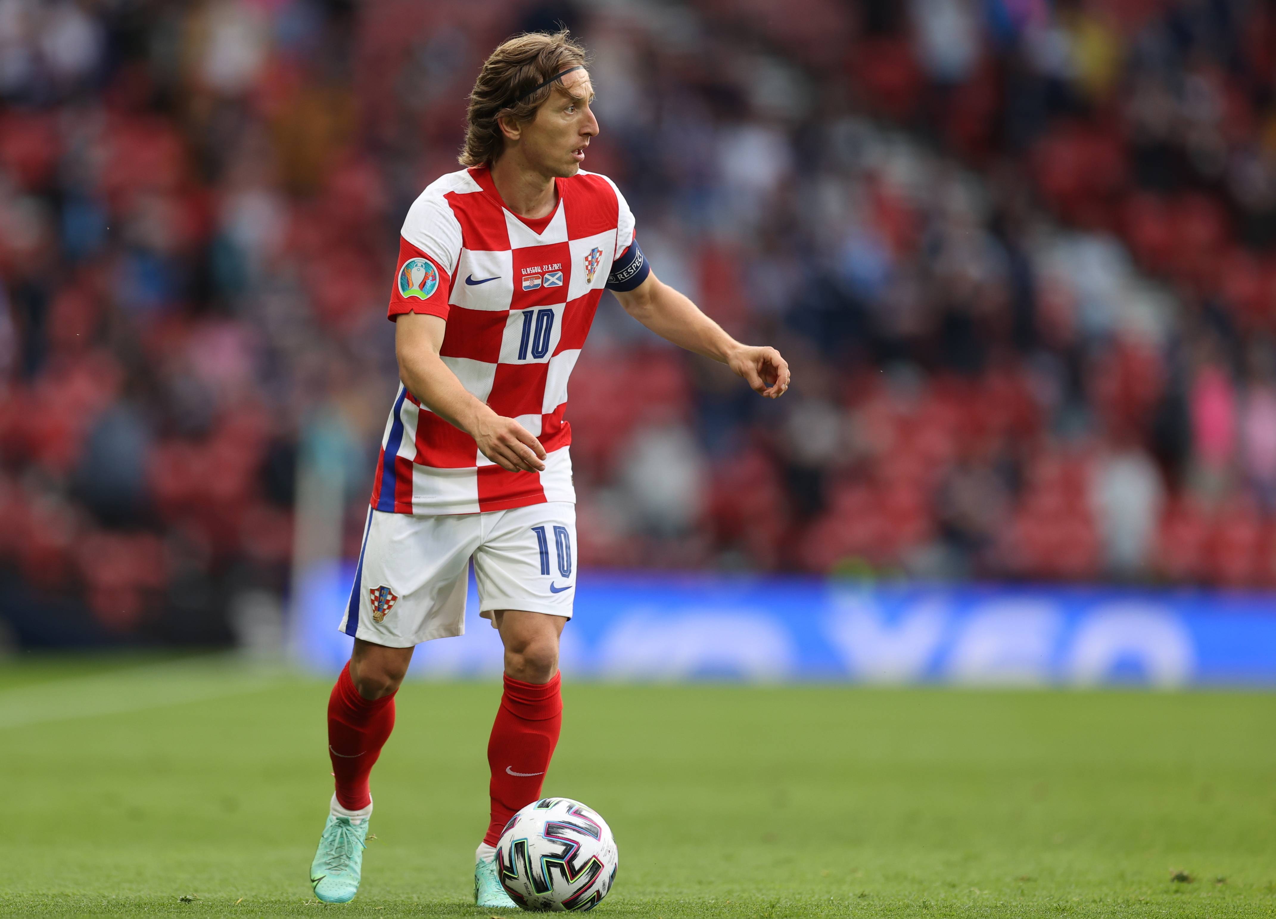 姆巴佩手指骨折不下火线！皇马精神传承者誓死一战 伯纳乌球迷爆发不满