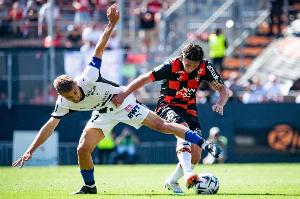 冬窗大戏开启！曼联中场或离队，利物浦寻萨拉赫接班人