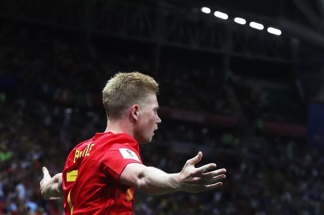 打破小贝纪录，布鲁日前锋福布斯是欧冠对巴萨传射最年轻球员